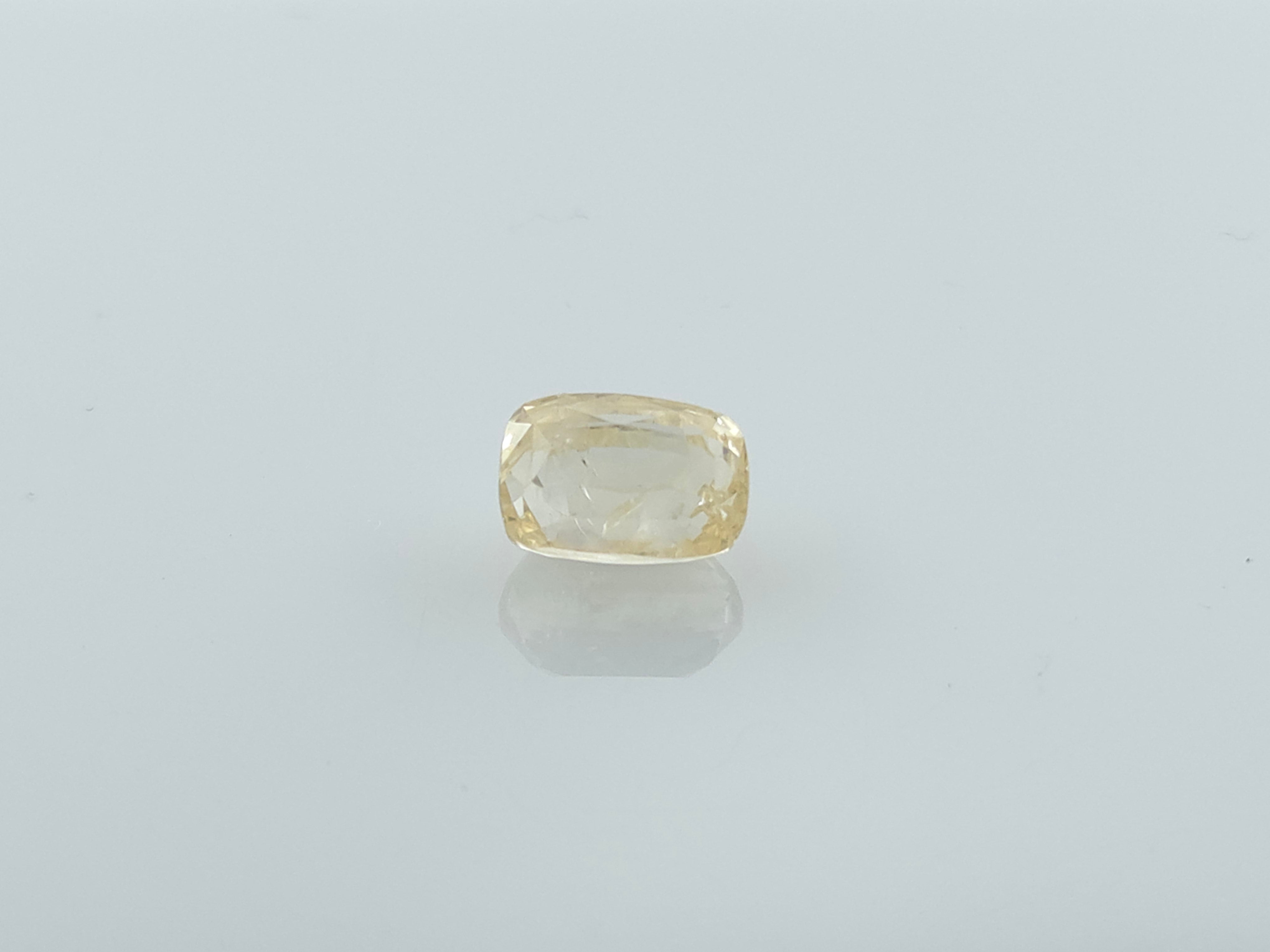 YELLOW SAPPHIRE - 5.29 CARATS