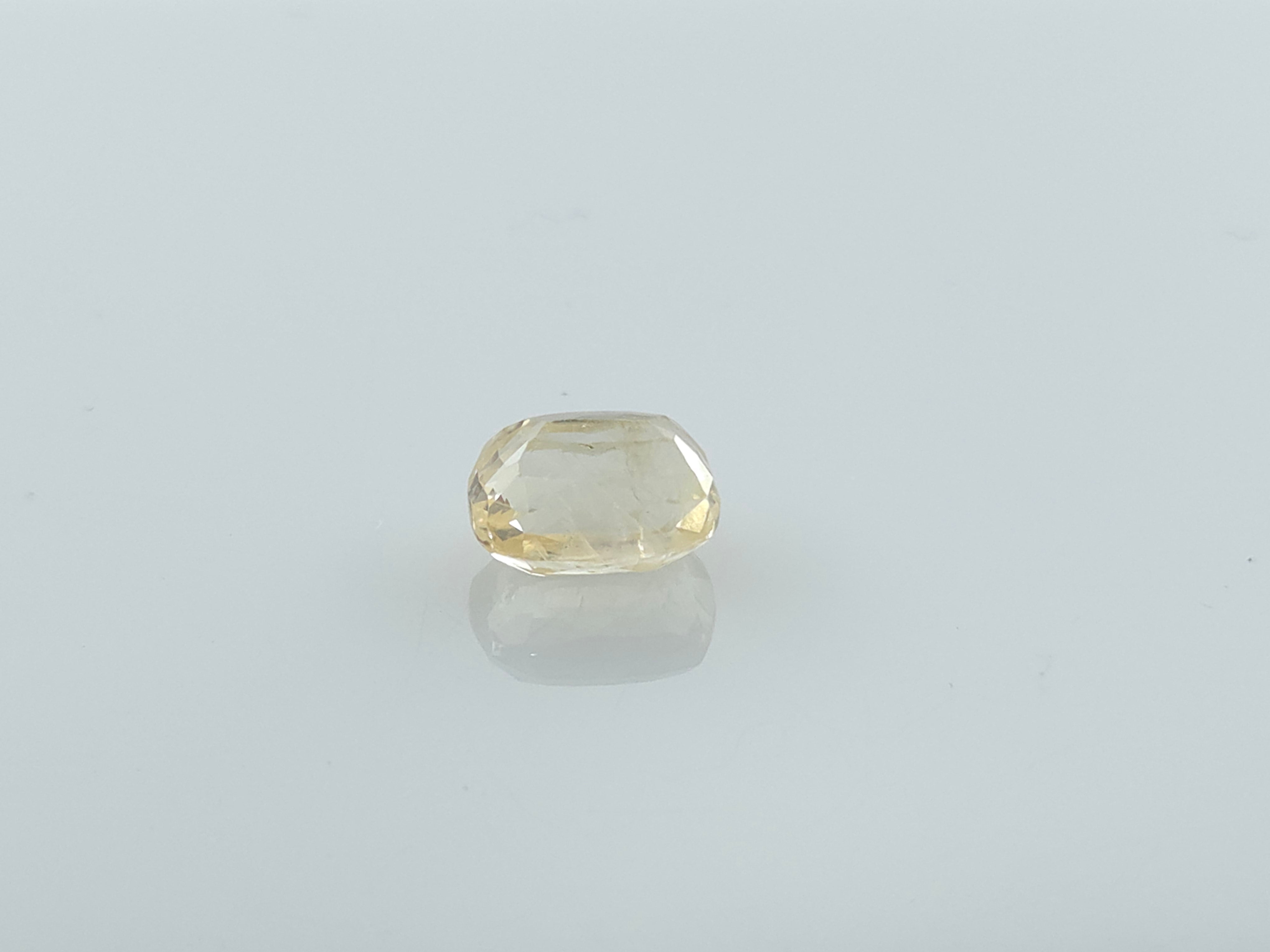 YELLOW SAPPHIRE - 5.29 CARATS