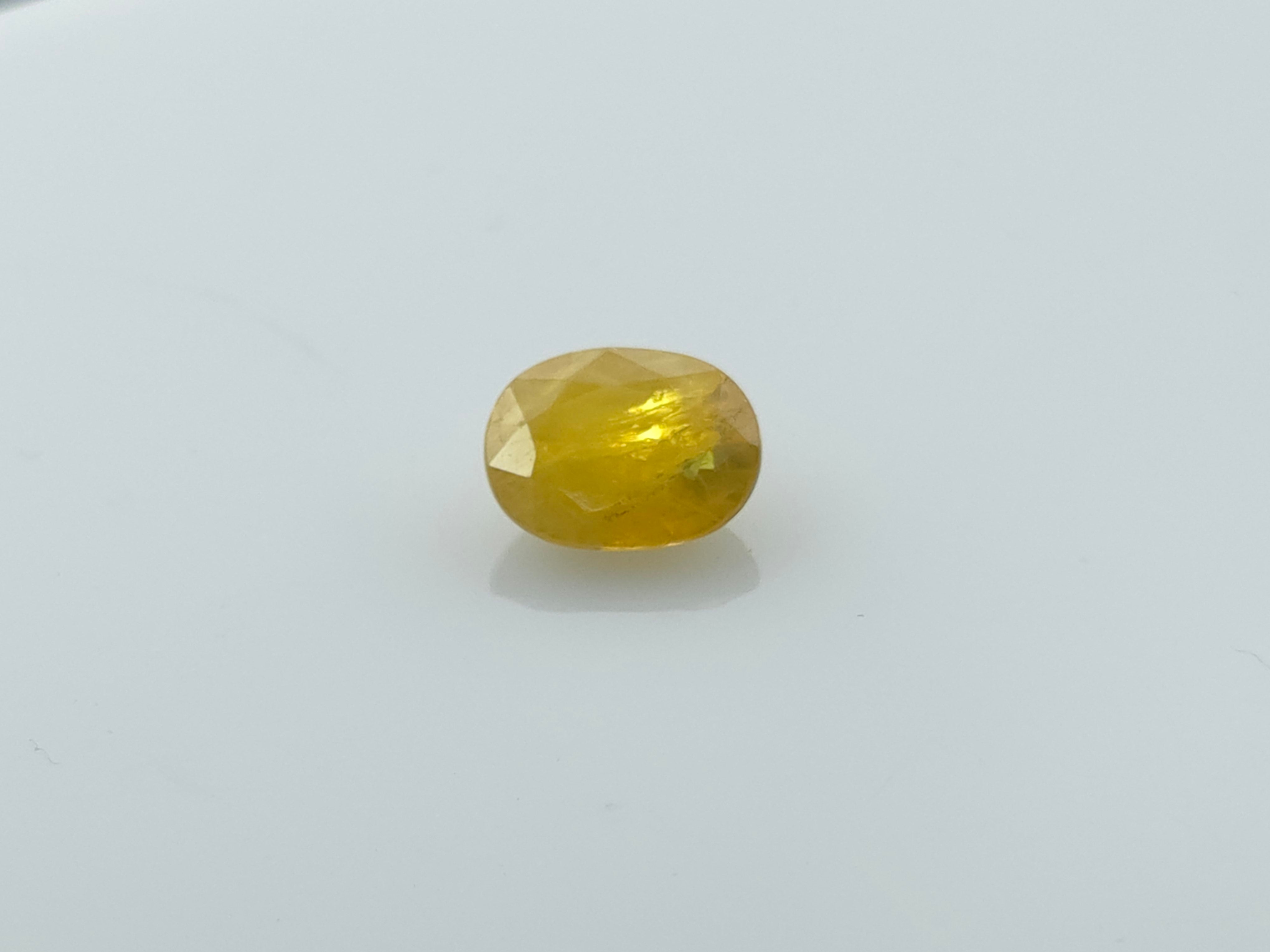 YELLOW SAPPHIRE - 4 CARATS