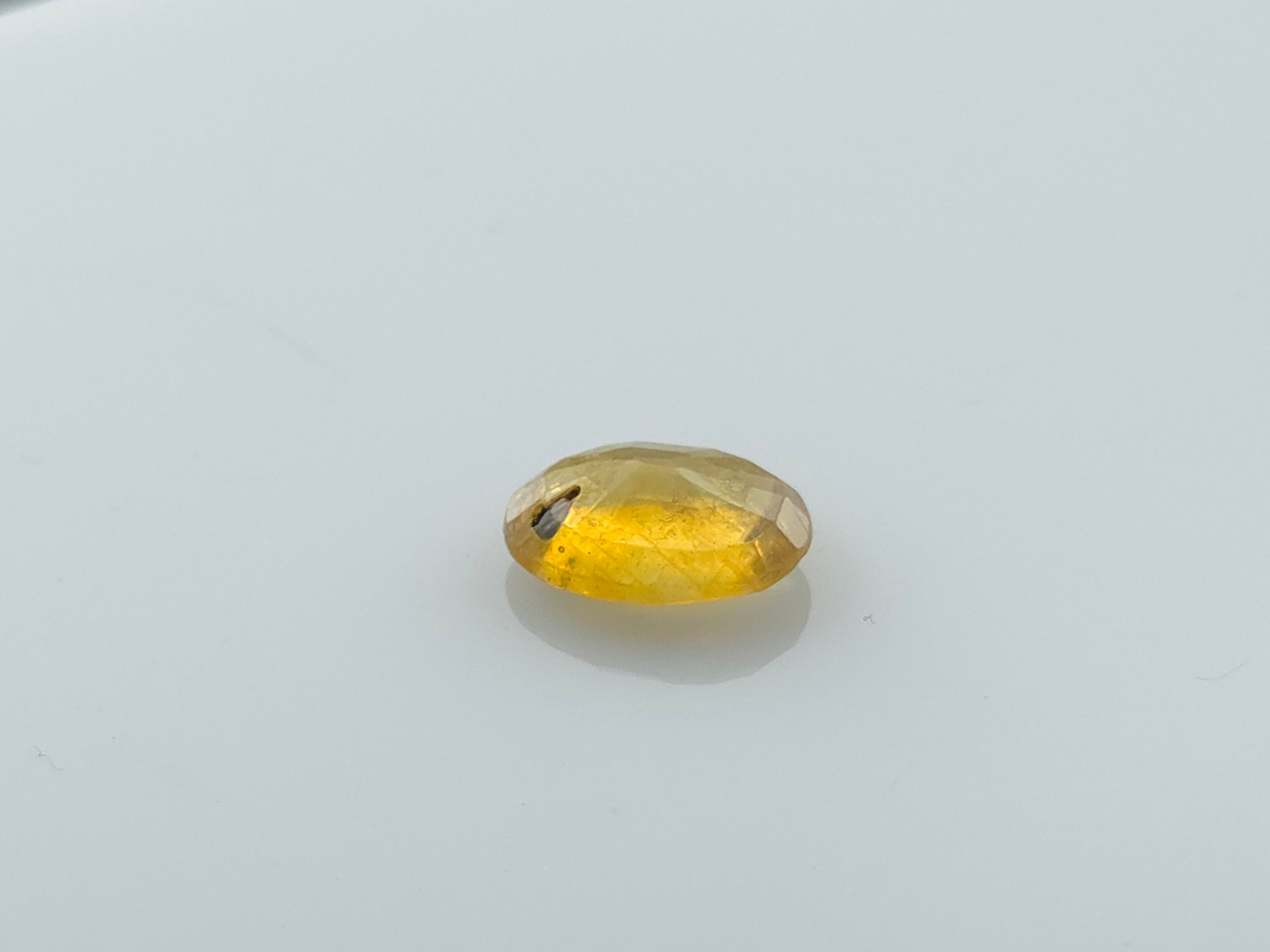 YELLOW SAPPHIRE - 4.27 CARATS