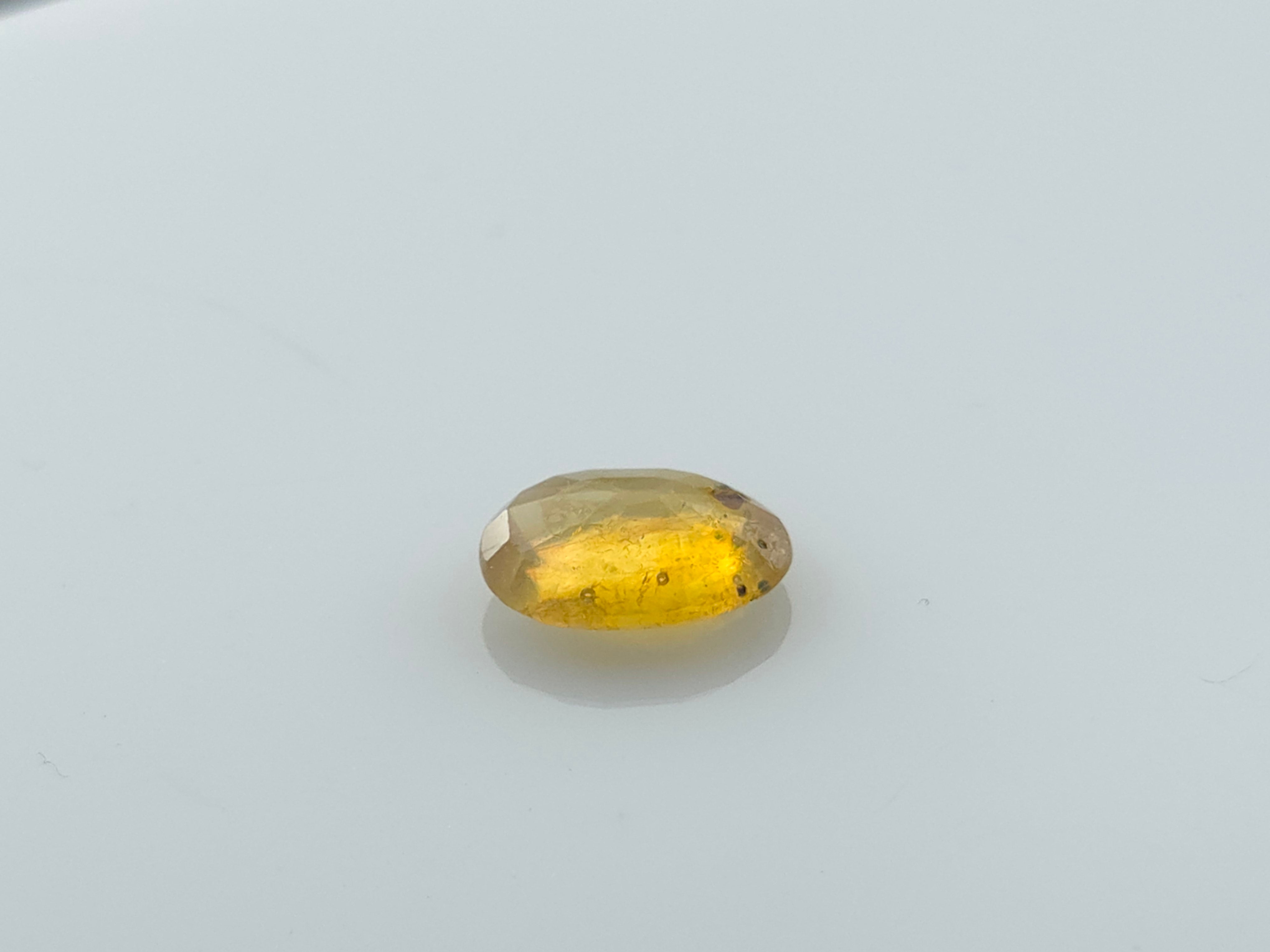 YELLOW SAPPHIRE - 4.27 CARATS