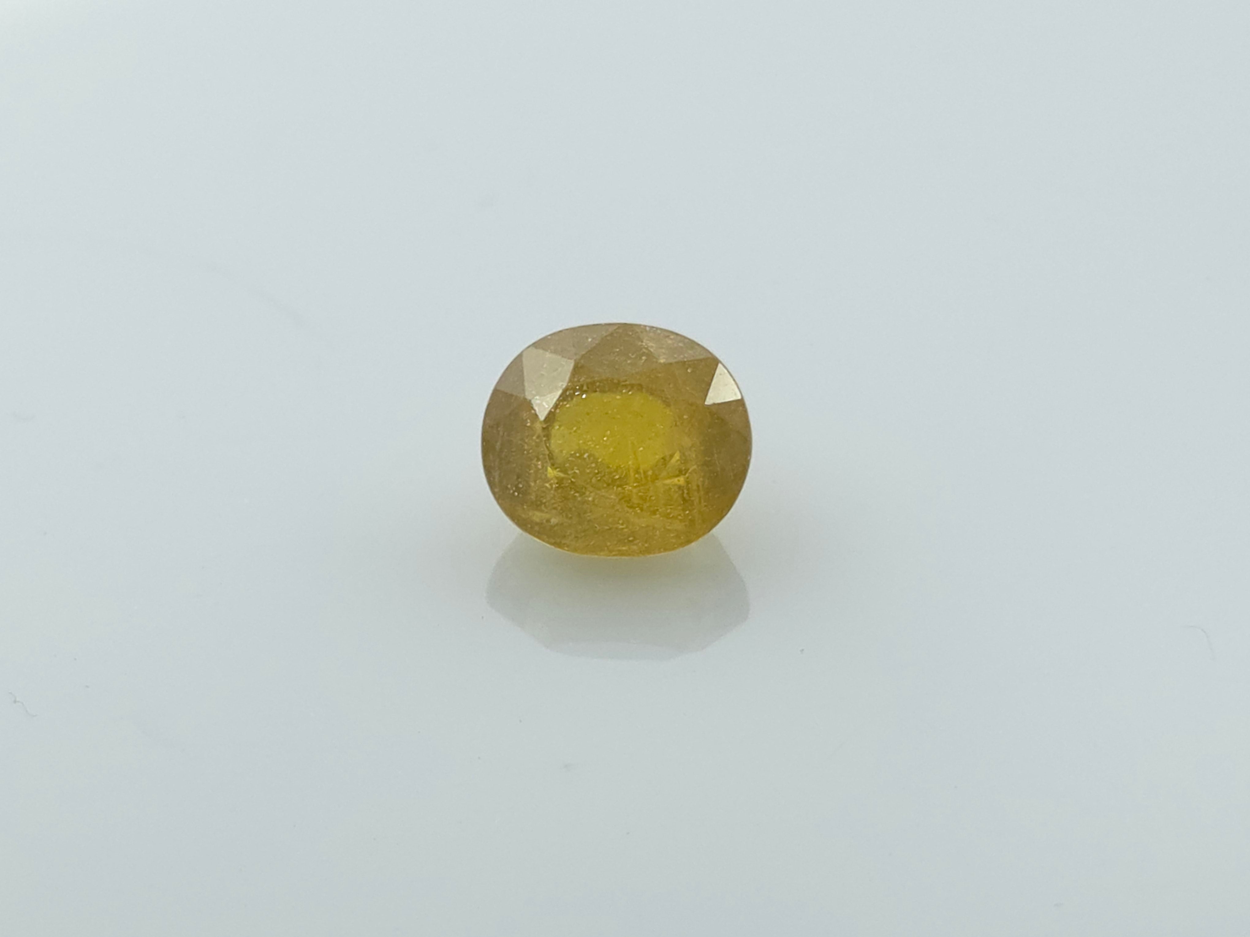 YELLOW SAPPHIRE - 5.85 CARATS