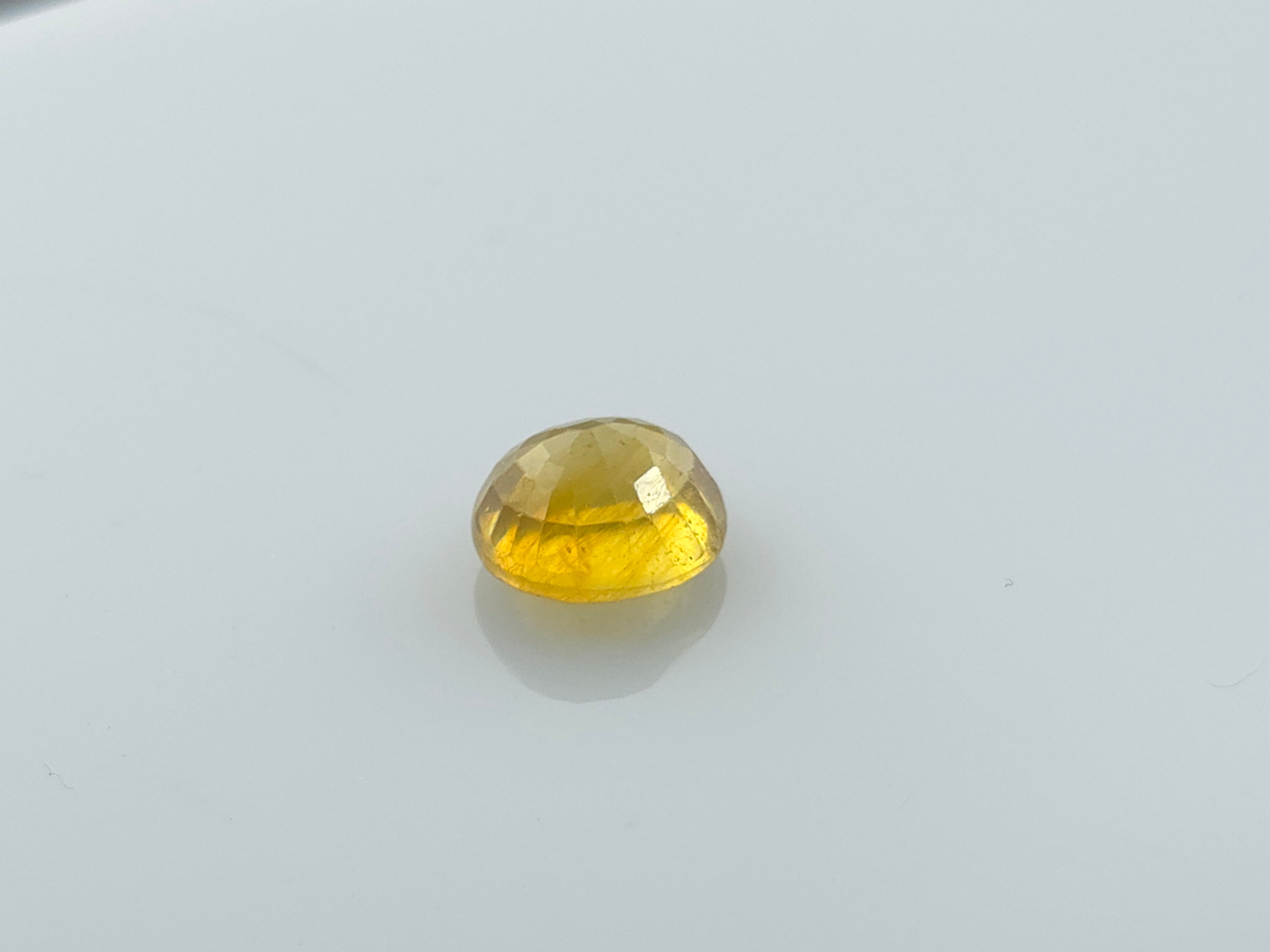 YELLOW SAPPHIRE - 4.89 CARATS