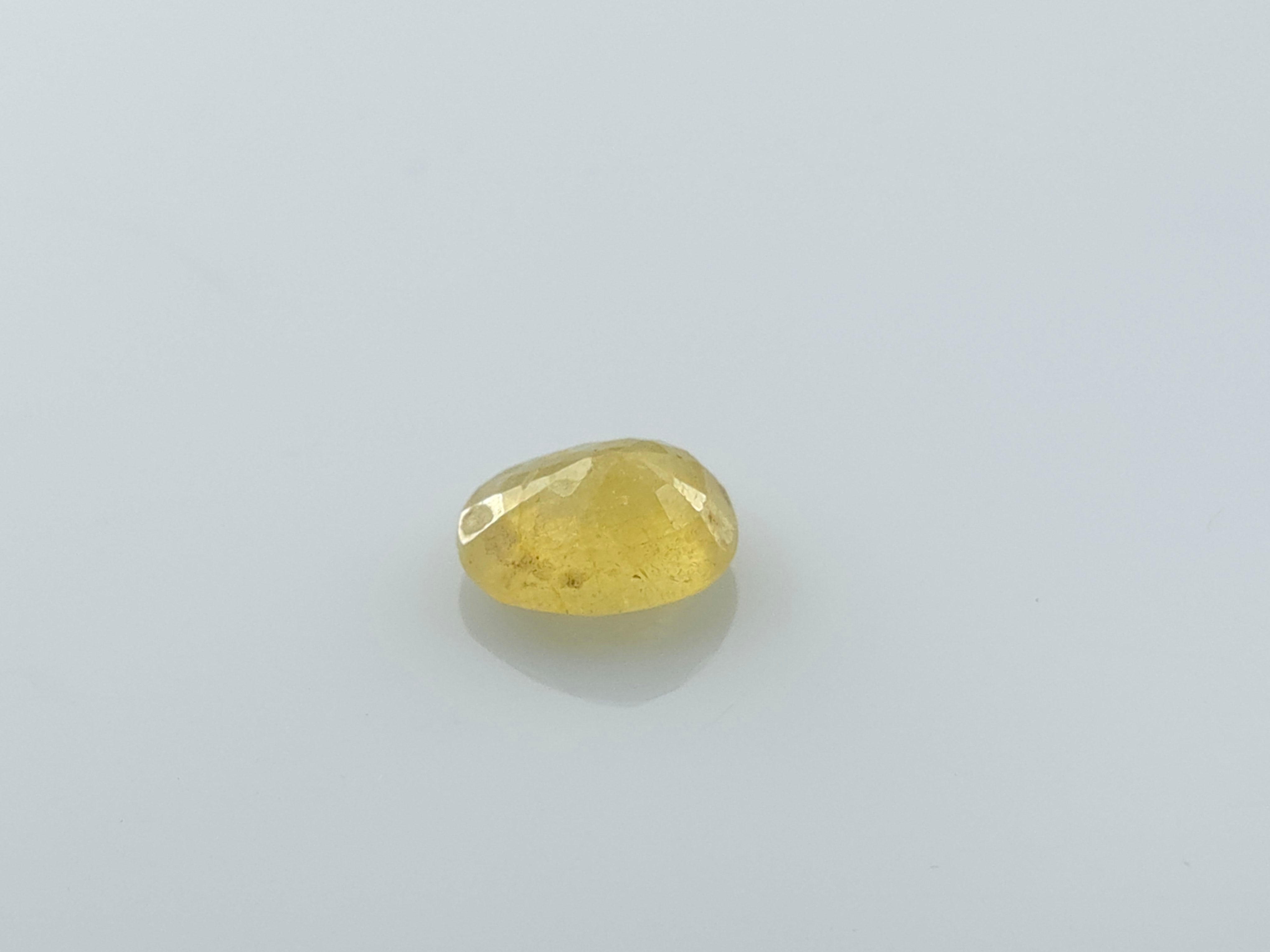 YELLOW SAPPHIRE - 4.89 CARATS