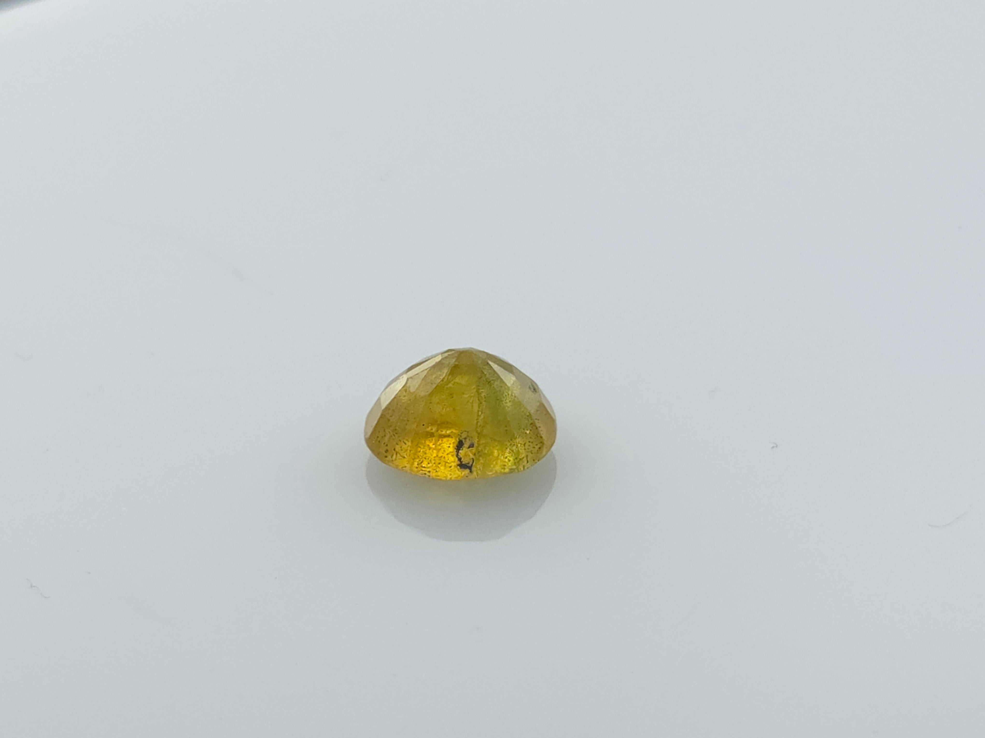 YELLOW SAPPHIRE - 3.39 CARATS