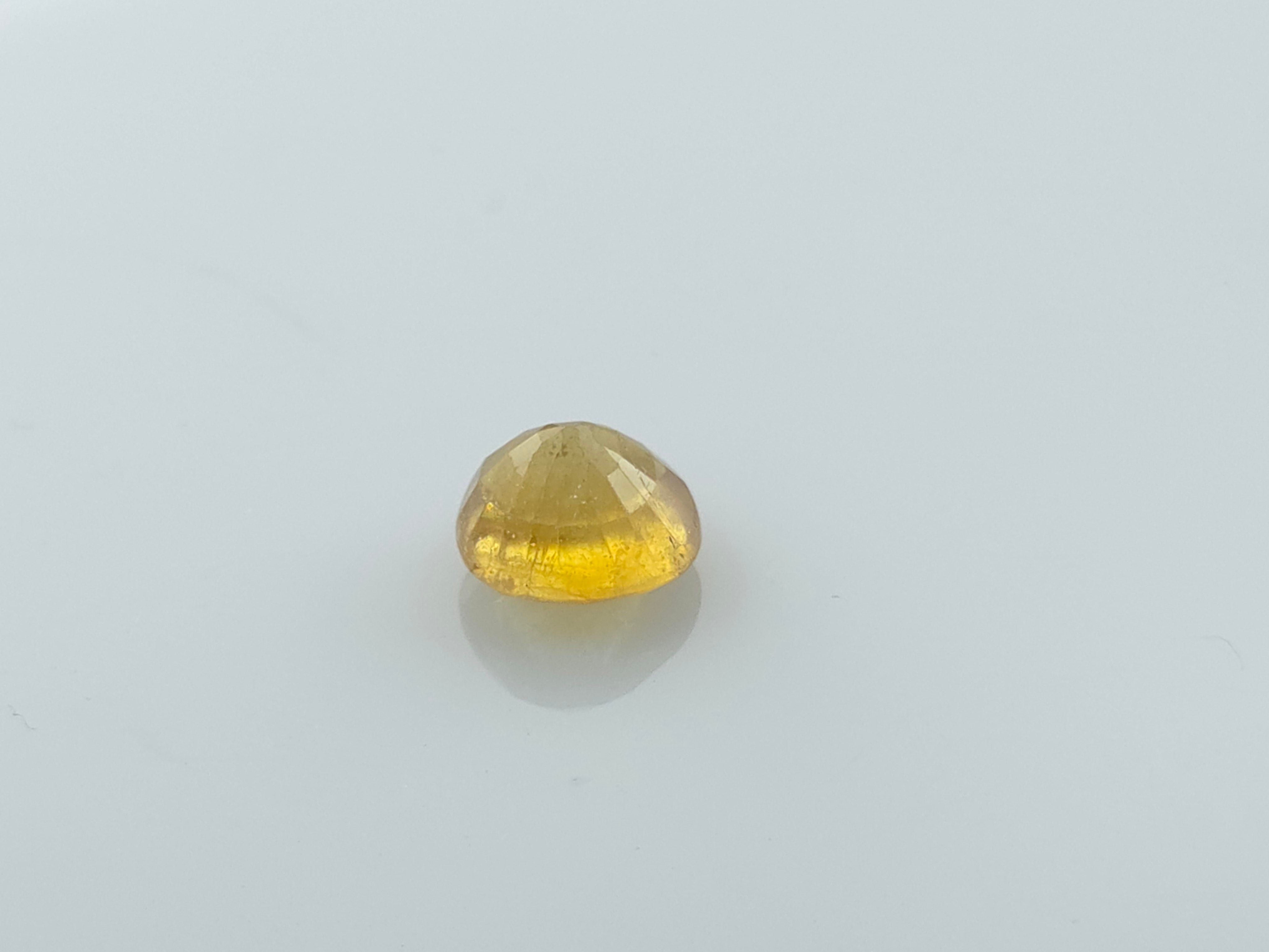YELLOW SAPPHIRE - 4.59 CARATS