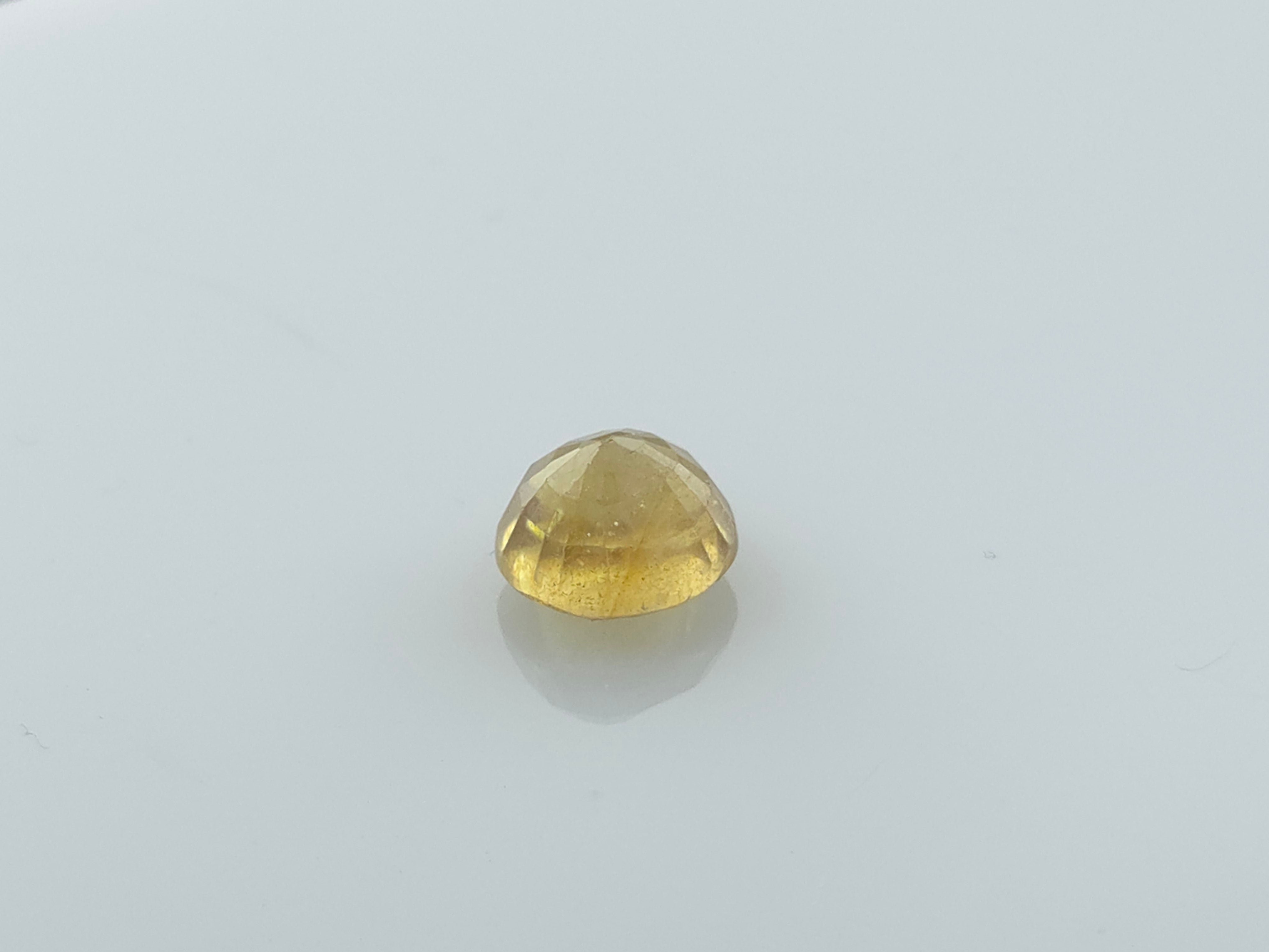 YELLOW SAPPHIRE - 4.54 CARATS