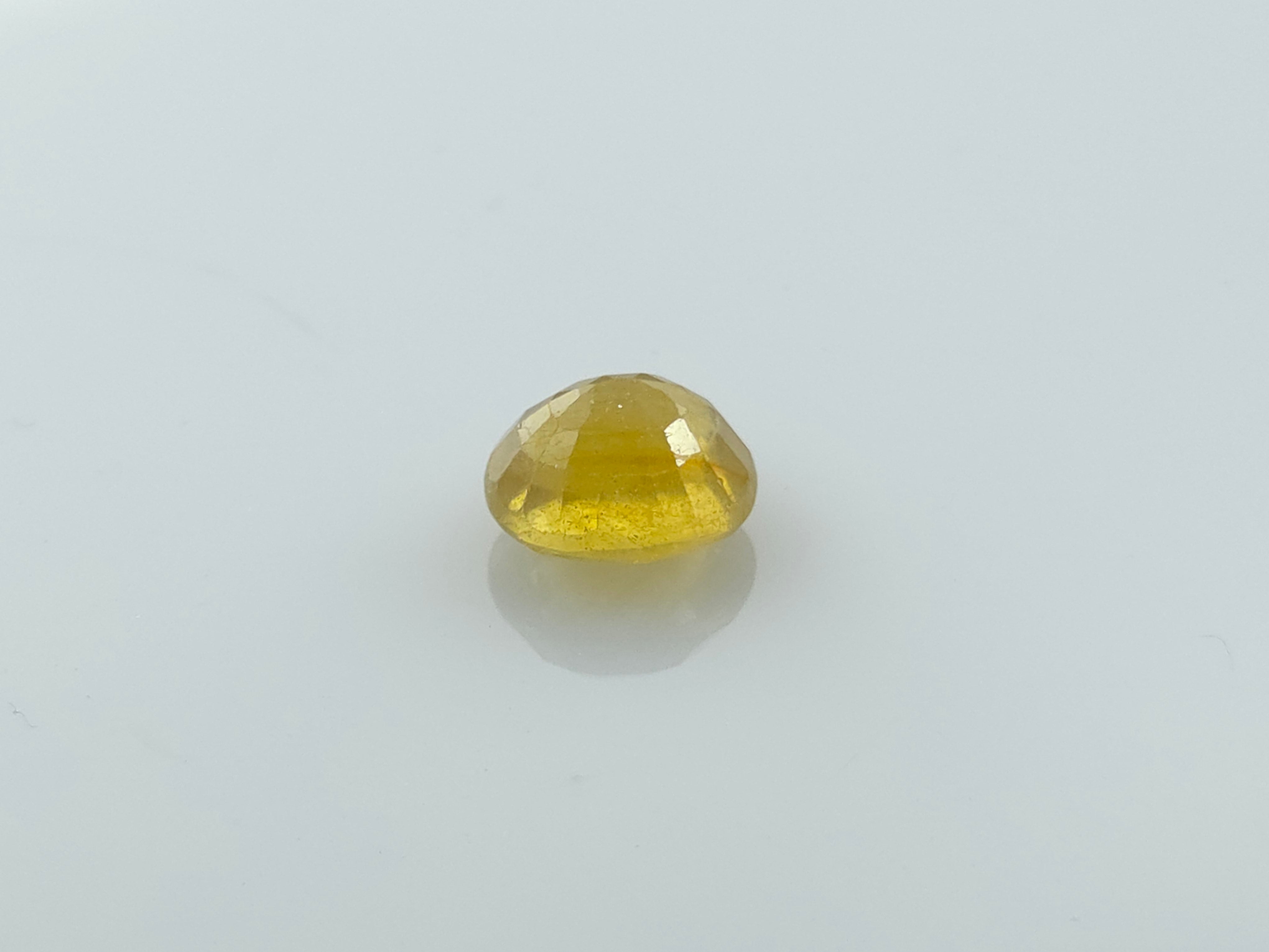 YELLOW SAPPHIRE - 5.85 CARATS