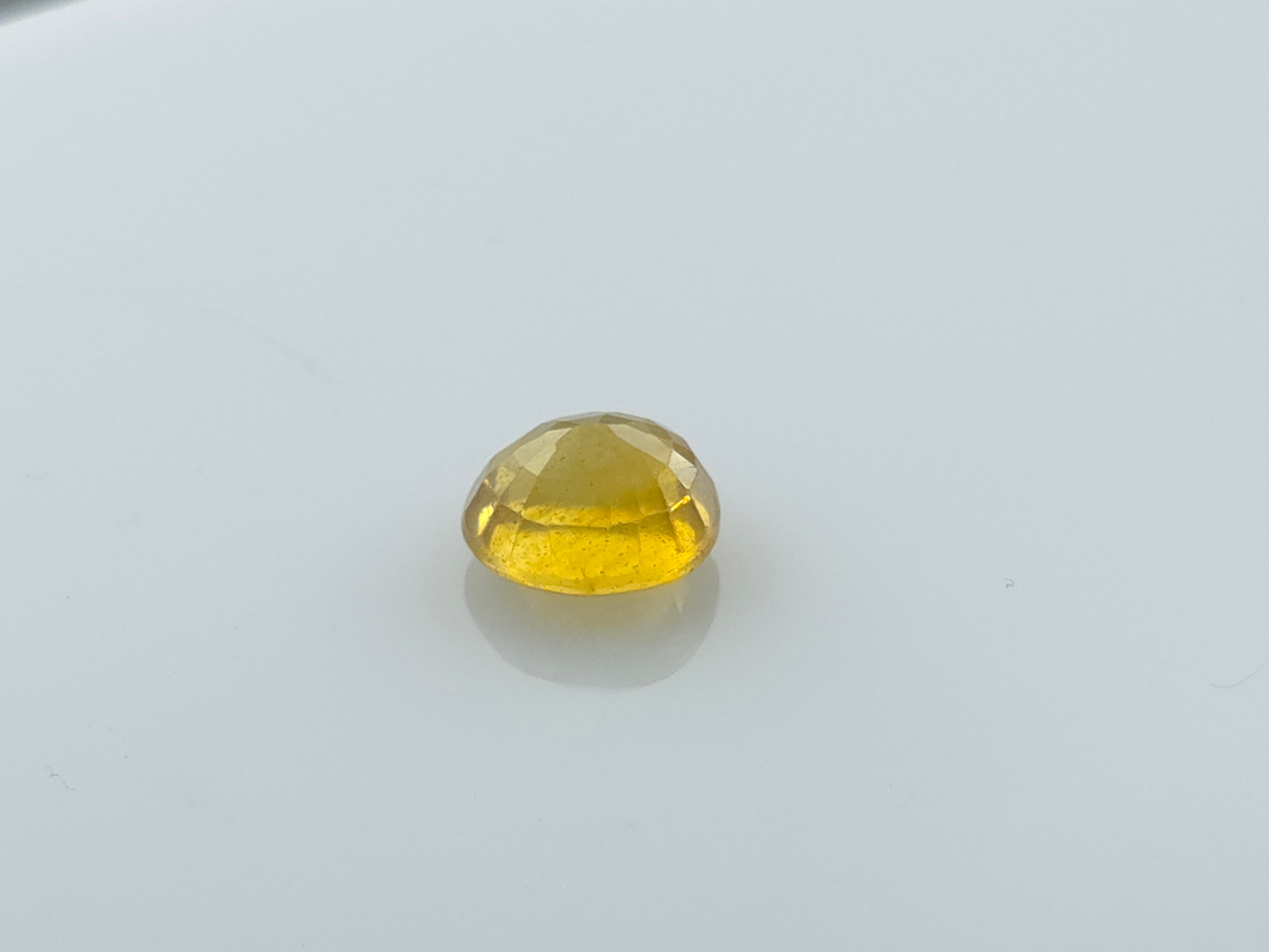 YELLOW SAPPHIRE - 4.89 CARATS