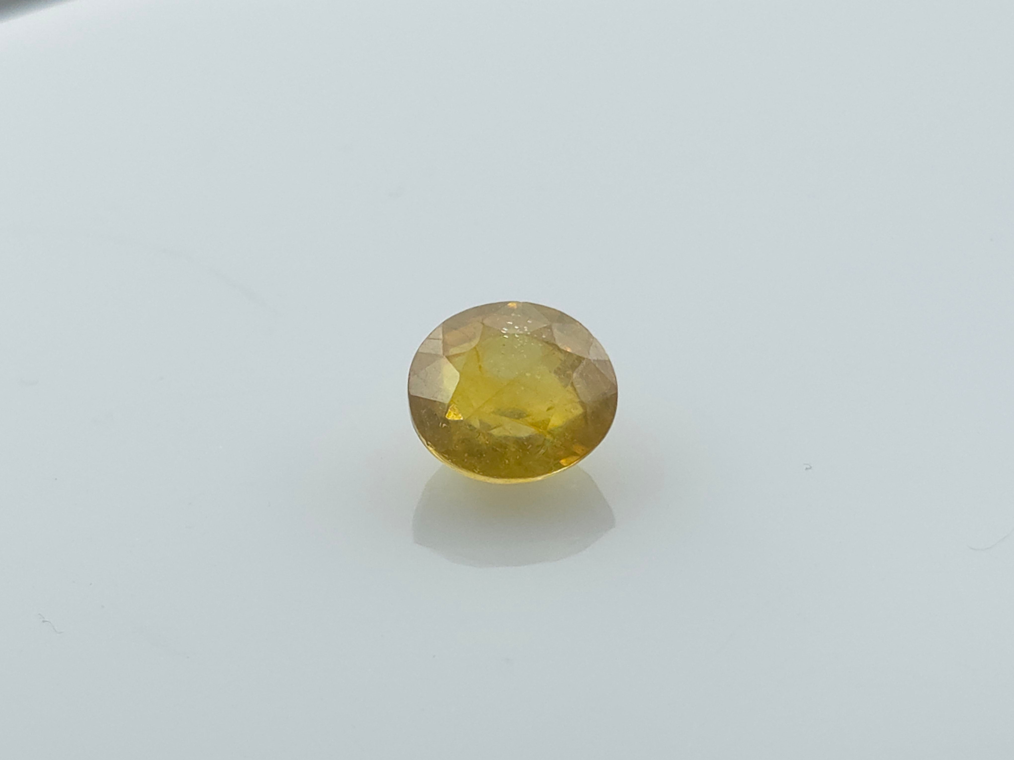 YELLOW SAPPHIRE - 4.89 CARATS