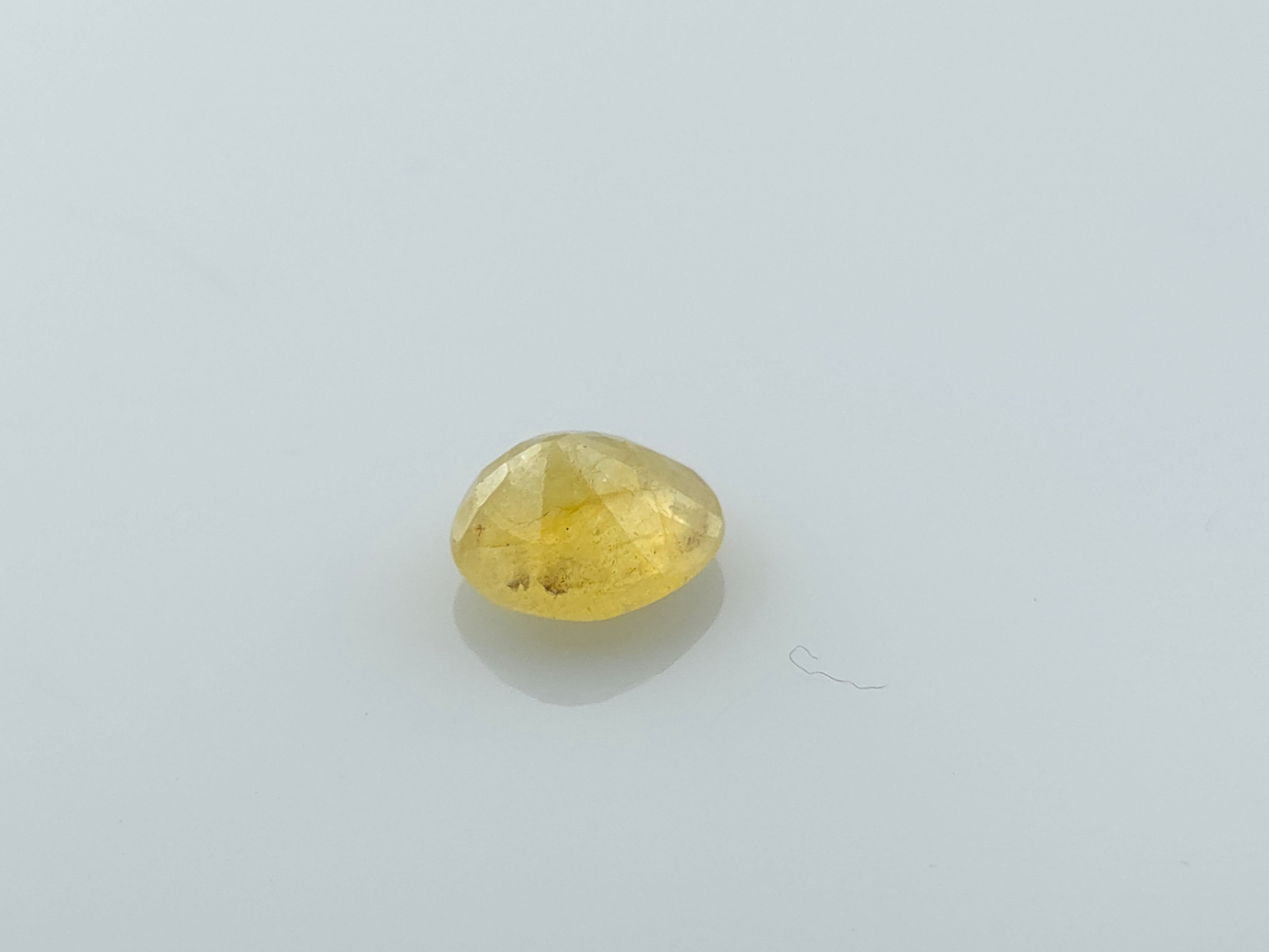 YELLOW SAPPHIRE - 4.89 CARATS