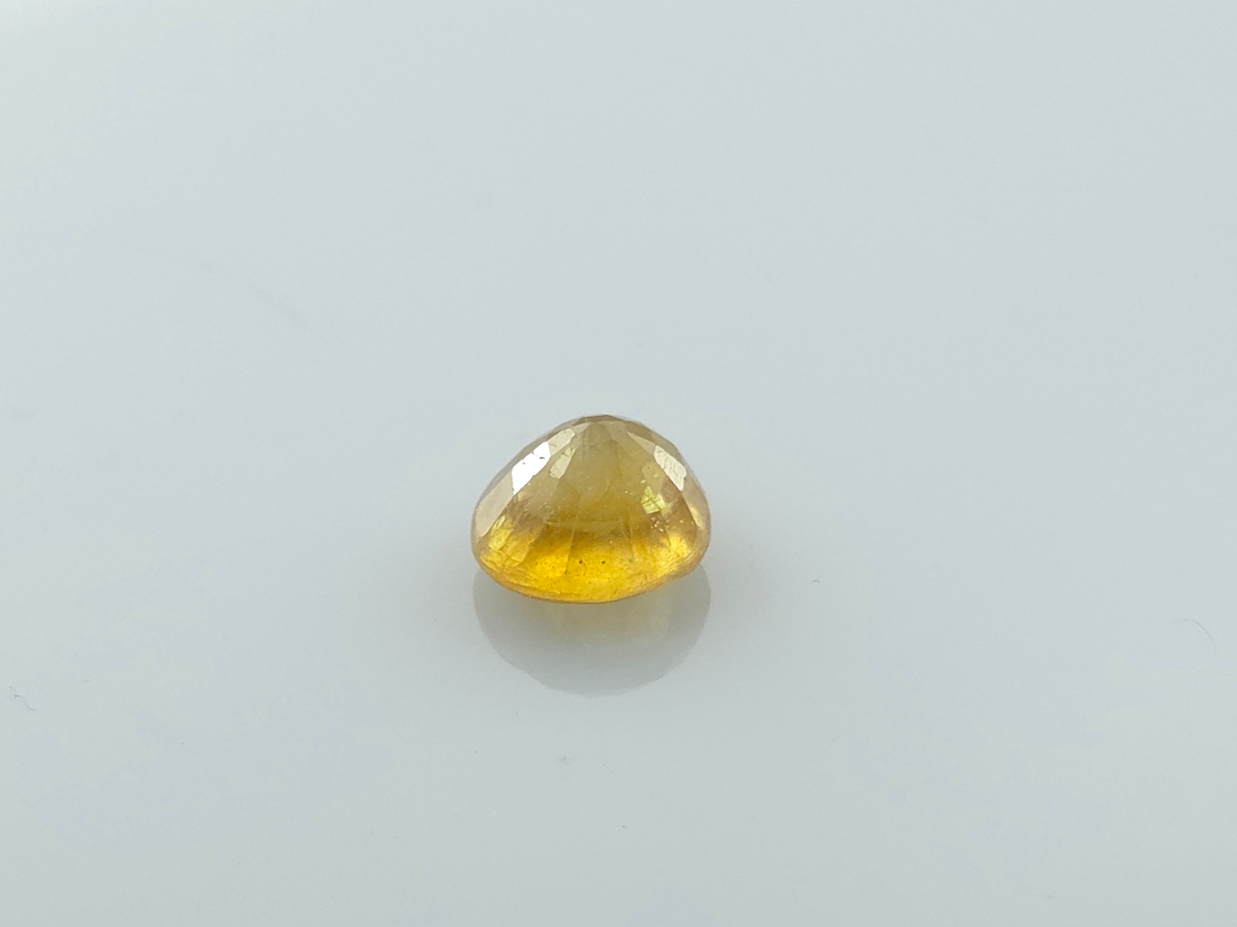 YELLOW SAPPHIRE - 4.59 CARATS