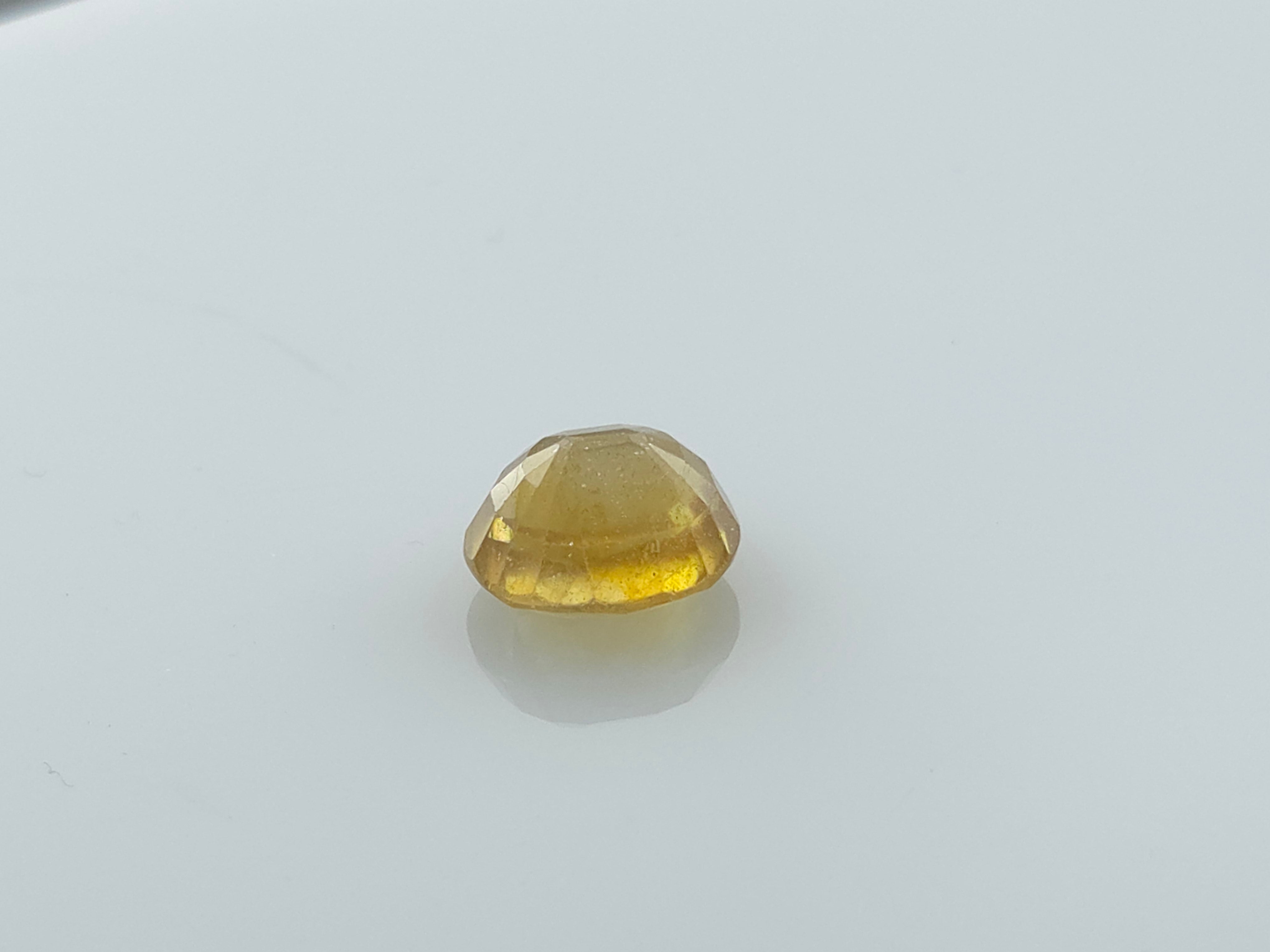 YELLOW SAPPHIRE - 5.55 CARATS